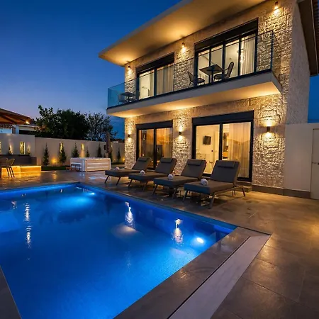Amfi Luxury 4br With Private Pool By Mana Gers Villa Sarakinádhon