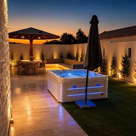 Amfi Luxury 4br With Private Pool By Mana Gers * Sarakinádhon