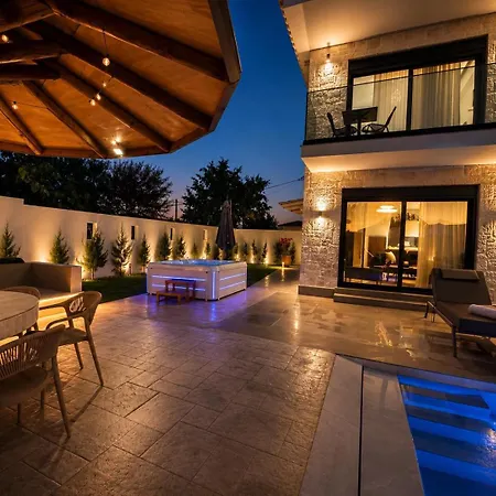 Amfi Luxury 4br With Private Pool By Mana Gers Sarakinádhon