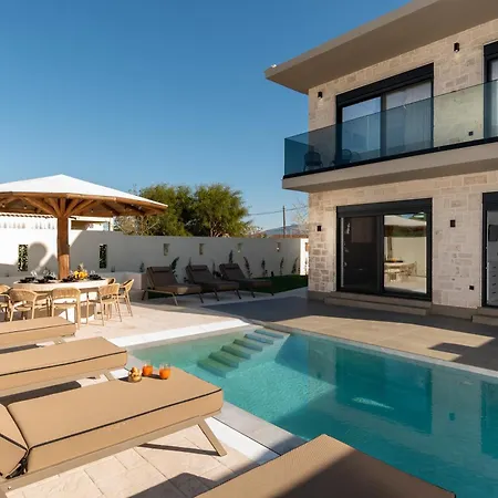 Amfi Luxury 4br With Private Pool By Mana Gers Villa