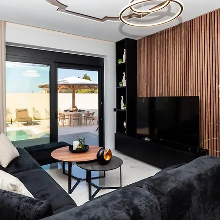 Amfi Luxury 4br With Private Pool By Mana Gers Villa Sarakinádhon