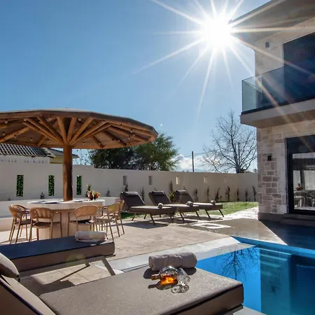 Amfi Luxury 4br With Private Pool By Mana Gers