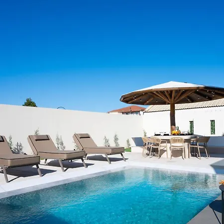 Amfi Luxury 4br With Private Pool By Mana Gers Sarakinádhon