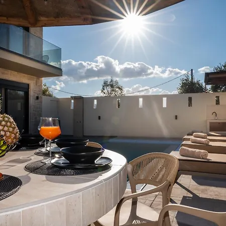 Amfi Luxury 4br With Private Pool By Mana Gers Villa Sarakinádhon